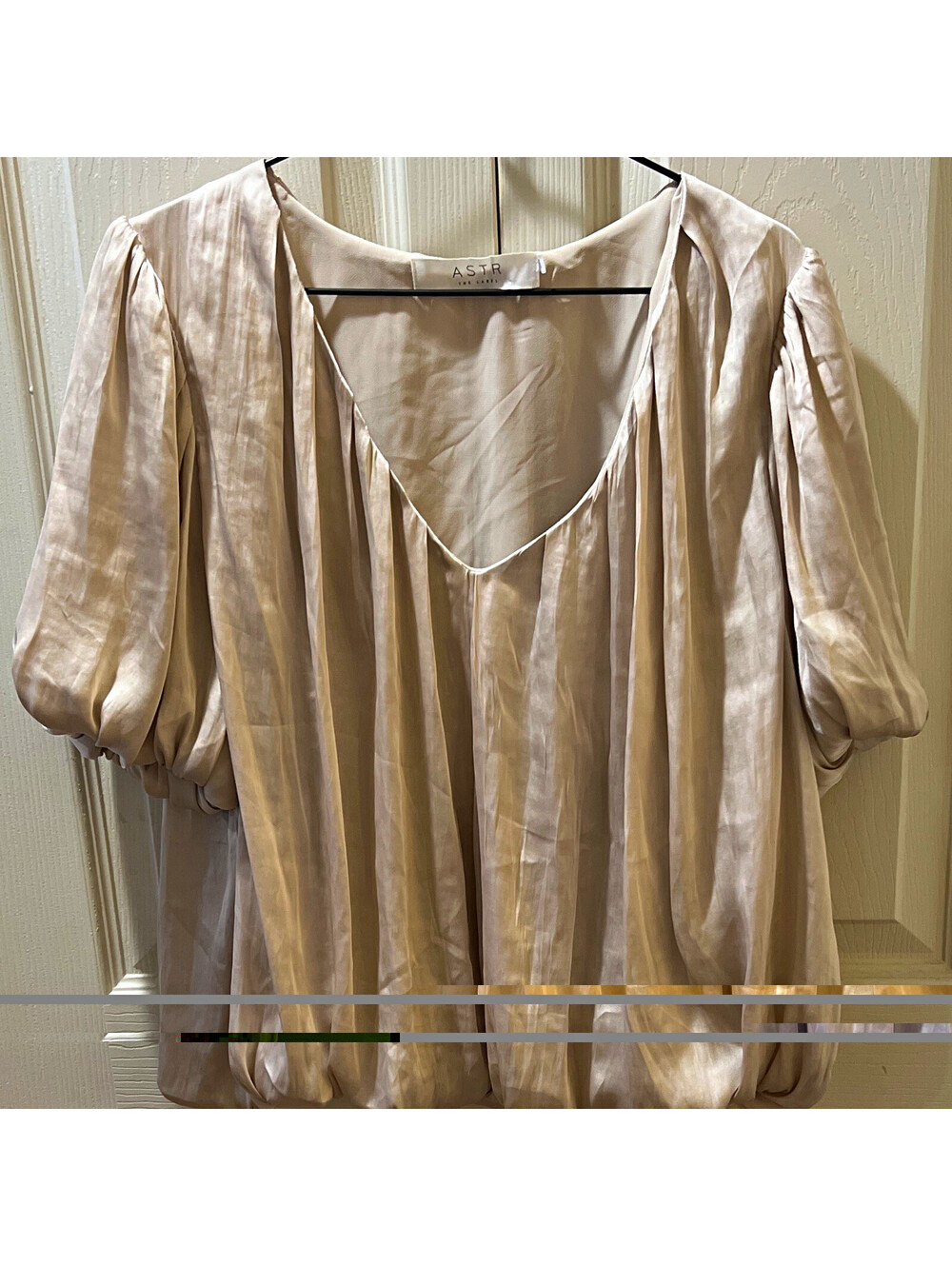 ASTR the Label Women’s M Beige Solid V-Neck Puff Short Sleeve Pleated Blouse